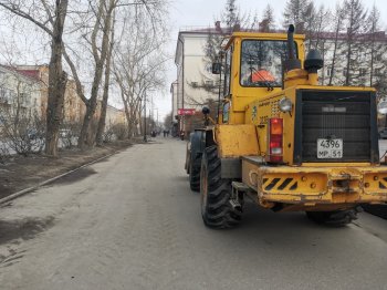 Погрузчик на тротуаре