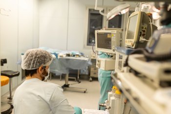 врач проводит операцию