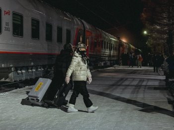 Китайцы у поезда.