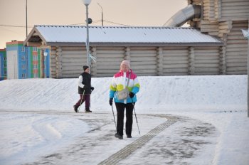 Любительница северной ходьбы в Коле