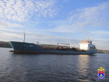 танкер в порту Мурманска