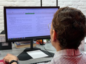 Женщина за компьютером работает
