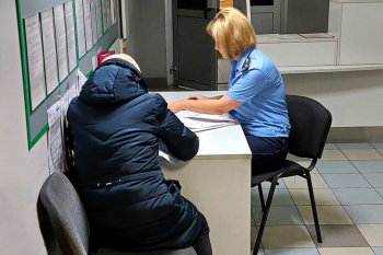 Судебный пристав работает с должником