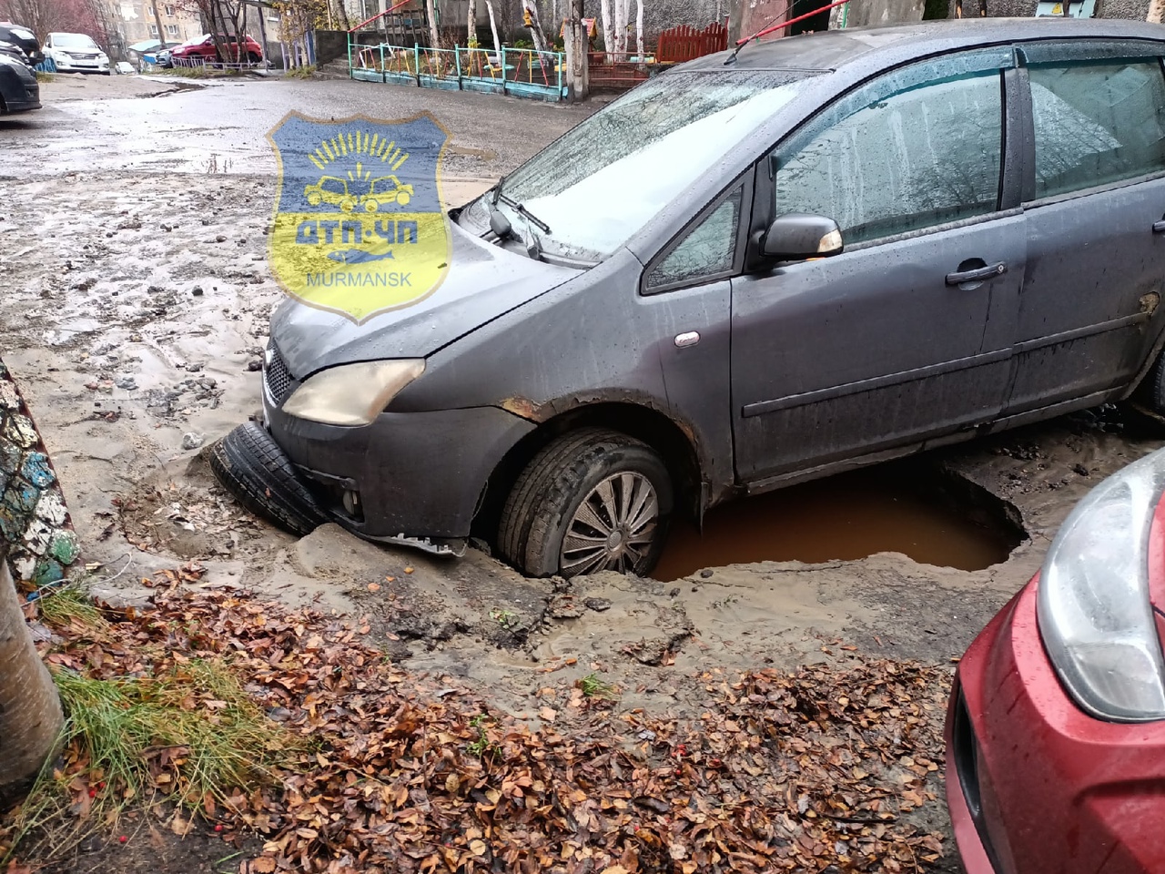 Автомобиль провалился под асфальт в результате прорыва трубы в Мурманске |  Информационное агентство «Би-порт»