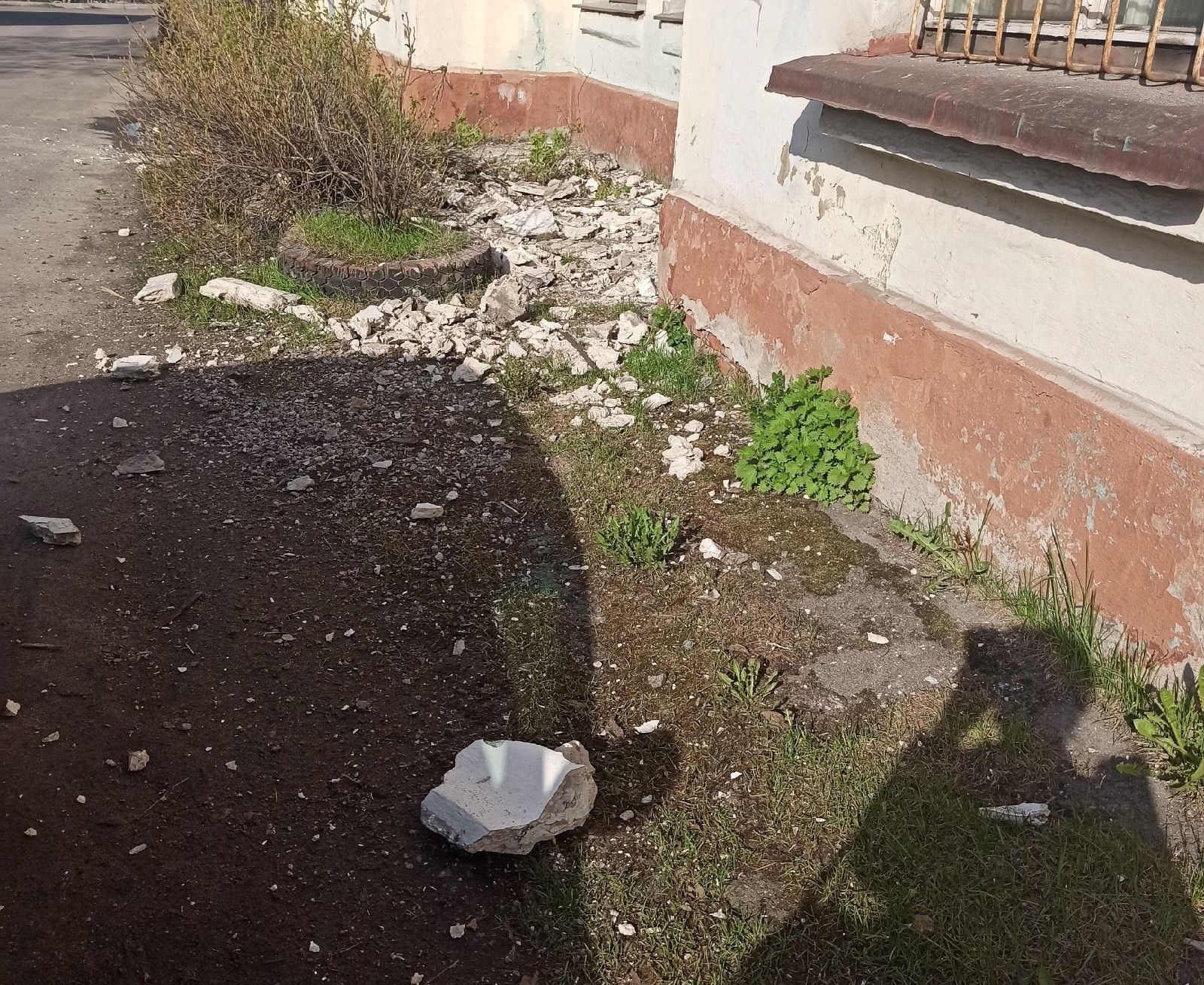 Ковид снизился. Обрушился фасад дома на Дзержинского Мурманск.