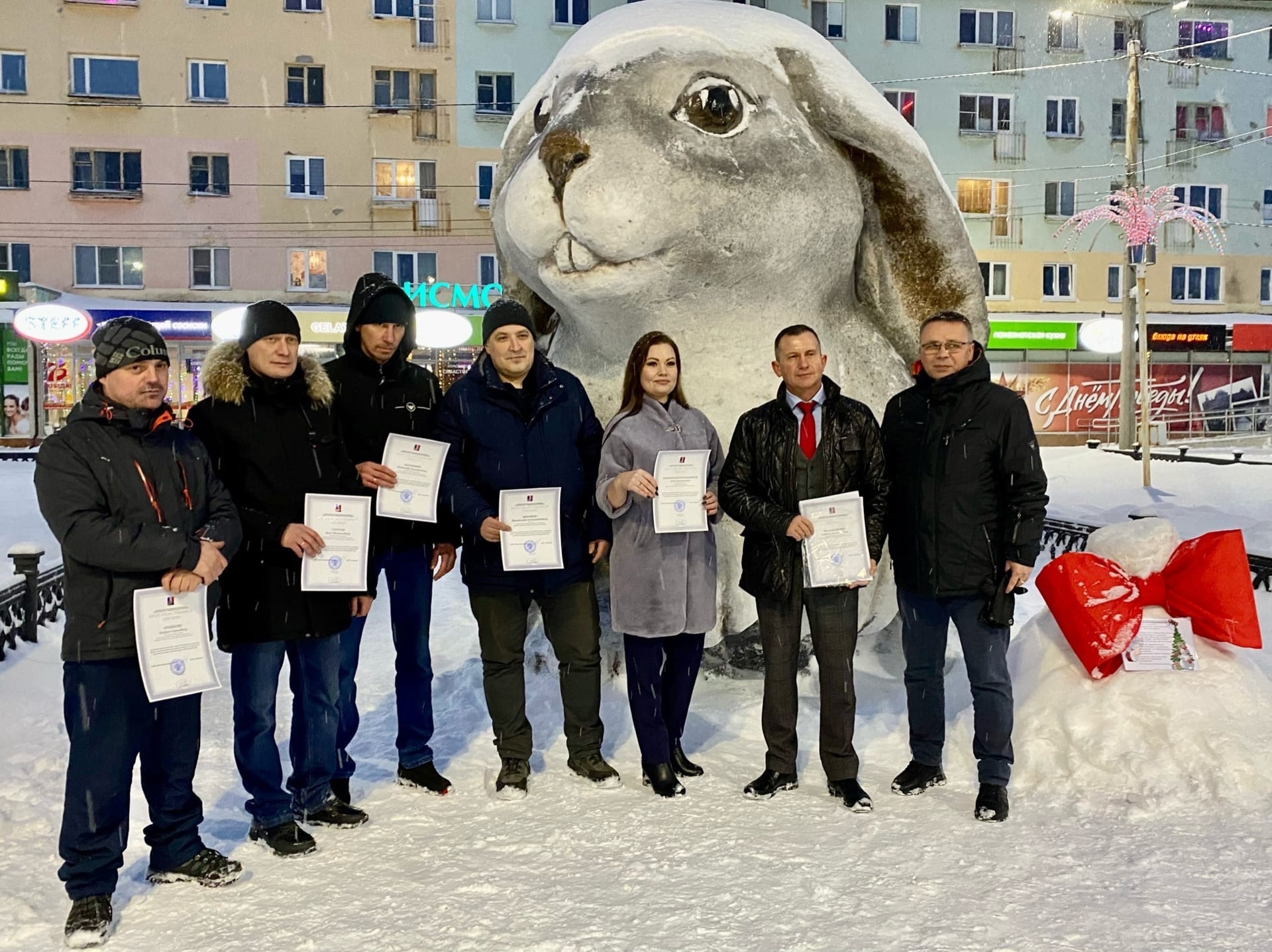 Новый год мончегорск 2024. Жители Арктики. Мончегорск кролик на площади. Мончегорск фигуры из снега. Снежный дракон Мурманск.