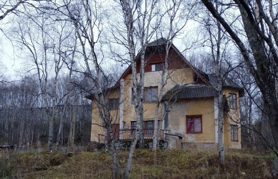 Деревянный дом в лесу